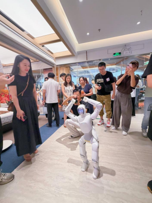尚品宅配与上纬新材启元机器人成立合资公司，全球首个“机器人友好家”实景店态同步落地