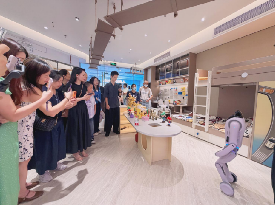 尚品宅配与上纬新材启元机器人成立合资公司	，全球首个“机器人友好家”实景店态同步落地