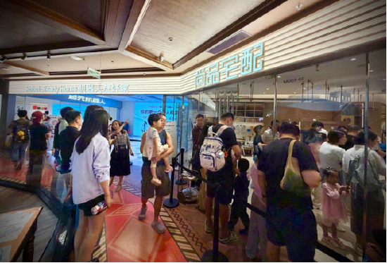 尚品宅配与上纬新材启元机器人成立合资公司	，全球首个“机器人友好家”实景店态同步落地